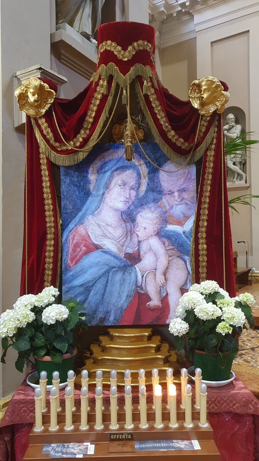 Madonna della Misericordia addobbata per maggio dedicato a Maria 2022